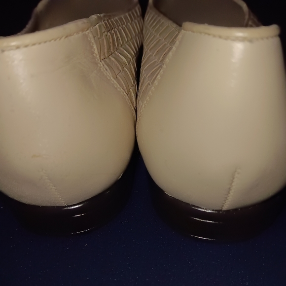 Trotters Liz leather Loafers size 10m. Bone tan color.l like new pre-owned - Picture 2 of 8